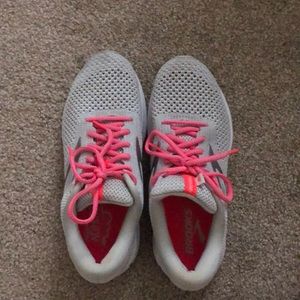 Women’s size 7 1/2 brooks sneakers revel 2